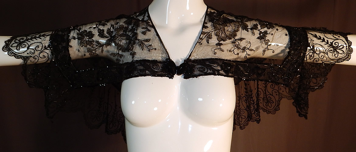 Victorian Black Chantilly Lace Jet Beaded Shawl Collar Fichu Pelerine Cape
This is truly a wonderful piece of antique Victoriana wearable beaded lace art!