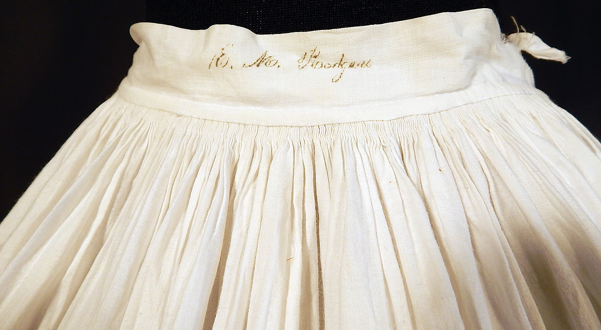 Victorian White Cotton Crochet Drawnwork Pleated Petticoat Full Hoop Skirt
It is in good condition, with only a small frayed rip on the side waistband. 