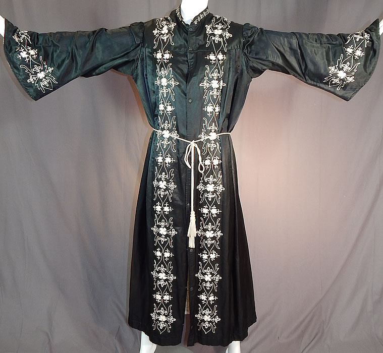 Victorian Vintage Ward Stilson Co Fraternal Regalia Odd Fellows Ceremonial Robe Gown
This Victorian era vintage Ward Stilson Co. fraternal regalia Odd Fellows ceremonial robe gown dates from 1900.