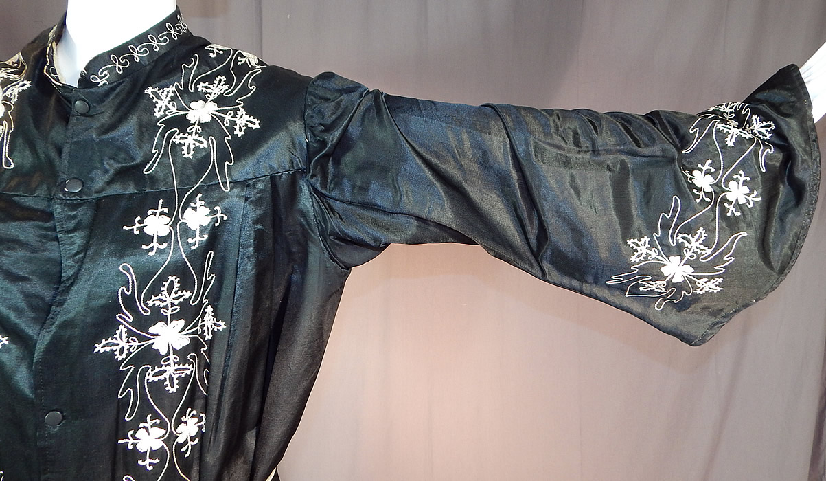 Victorian Vintage Ward Stilson Co Fraternal Regalia Odd Fellows Ceremonial Robe Gown
This Odd Fellows fraternal regalia ceremonial robe gown is loose fitting, a long floor length, with a band collar high neckline, long full kimono style sleeves with wide cuffs, a pleated back drape, fully lined with a striped cotton ticking fabric, a belted rope tie sash with tassel ends and snap closures down the front. 