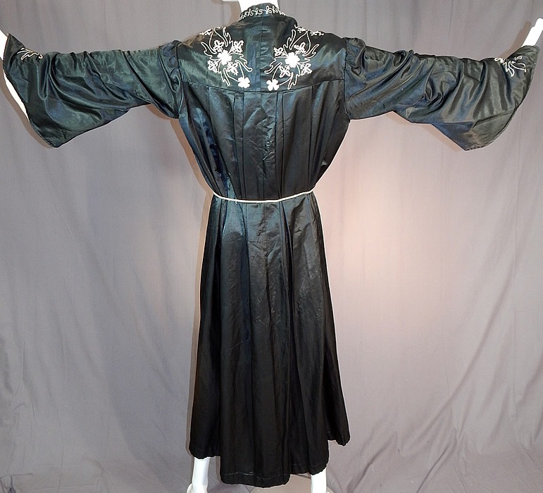 Victorian Vintage Ward Stilson Co Fraternal Regalia Odd Fellows Ceremonial Robe Gown
The Ward Stilson Company manufactured uniforms, regalia, ceremonial garments for numerous fraternal organizations, secret societies, such as the Masons, Odd Fellows, Knights of Pythias and the Red Men. 