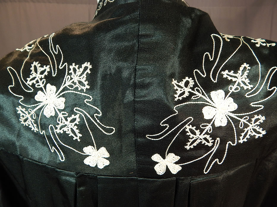 Victorian Vintage Ward Stilson Co Fraternal Regalia Odd Fellows Ceremonial Robe Gown
The gown measures 54 inches long, with a 56 inch waist, 50 inch chest, 18 1/2 inches wide across the top shoulders and 28 inch long sleeve.