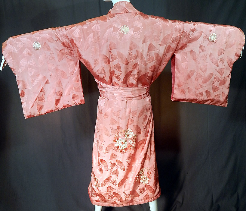 Vintage Japanese Pink Silk Damask Fan Floral Embroidered Mon Belted Kimono Robe
There are pastel silk raised padded satin stitch hand embroidered rose flowers along the bottom and on the belted tie sash ends. 