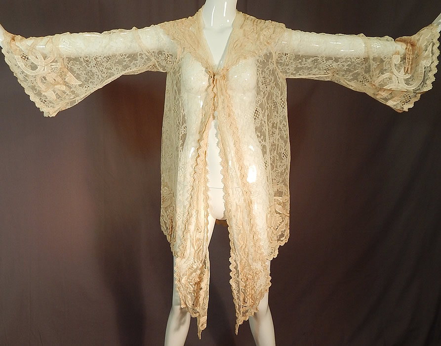 Victorian Blonde Chantilly Lace Cream Silk Applique Trim Bell Sleeve Coat Jacket
This antique Victorian era blonde Chantilly lace cream silk appliqué trim bell sleeve coat jacket dates from 1900.
