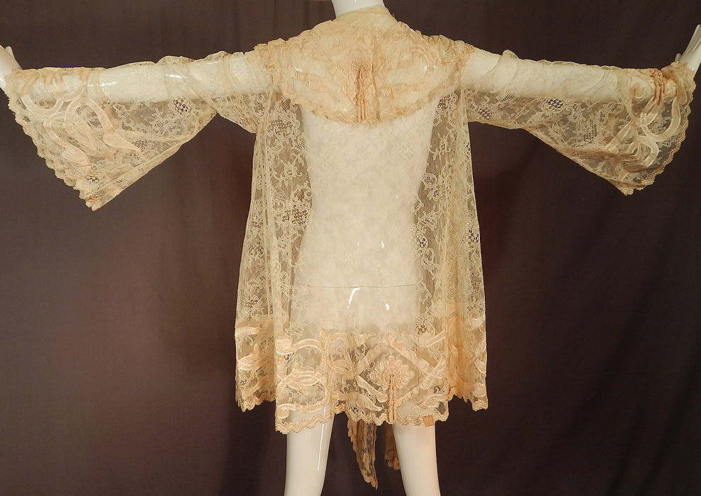 Victorian Blonde Chantilly Lace Cream Silk Applique Trim Bell Sleeve Coat Jacket
This is truly a rare and exceptional piece of wearable antique textile art!