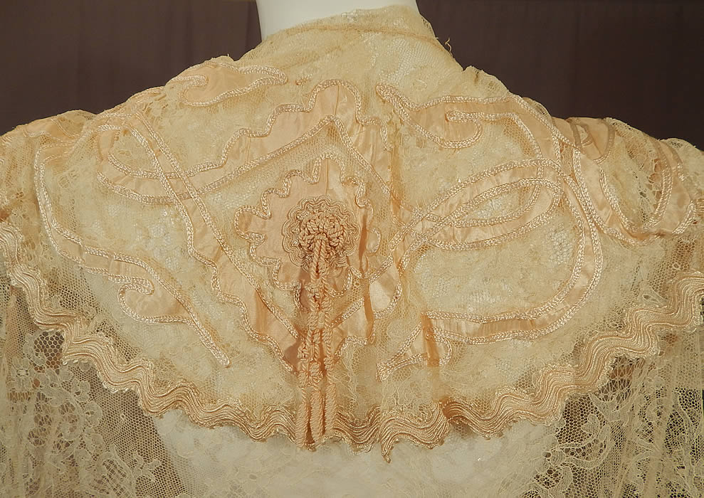 Victorian Blonde Chantilly Lace Cream Silk Applique Trim Bell Sleeve Coat Jacket
This is truly a rare and exceptional piece of wearable antique textile art!