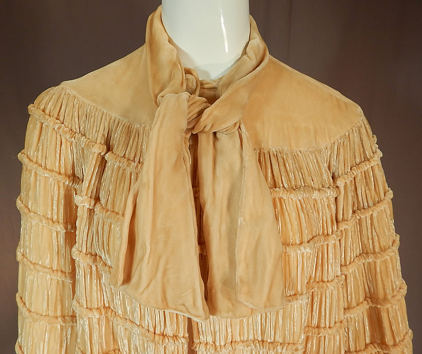 Vintage Art Deco Ruched Pleated Cream Silk Velvet Flapper Evening Cloak Cape
It is made of a cream color silk velvet fabric with ruched pleated gathering quilted details. 