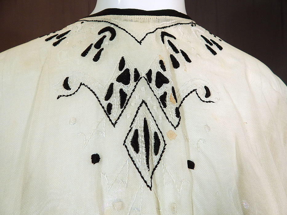 Edwardian Black White Muslin Cotton Arts & Crafts Embroidered Lace Dress
It is made of a woven white and black cotton muslin fabric, with an Arts & Crafts movement style embroidery work on the top and cluny torchon bobbin lace trim inserts on the sleeves.