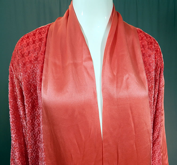 Vintage Art Deco Pink Burnout Voided Velvet Devore Flapper Kimono Robe Coat
This fabulous flapper kimono robe style coat has a loose fitting, long length, with long full sleeves, an open front with no closure and is unlined. 