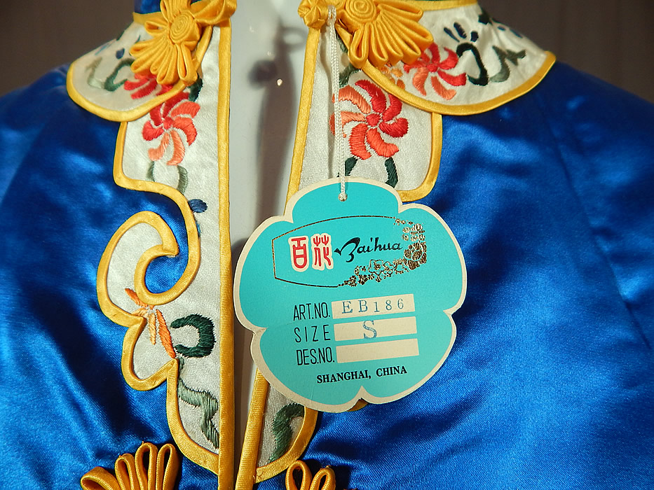 Vintage Bai hua Chinese Blue Silk Rayon Embroidered Pajamas Pants Robe NWT
It is in excellent unworn condition and still has the original paper tag attached on the top.