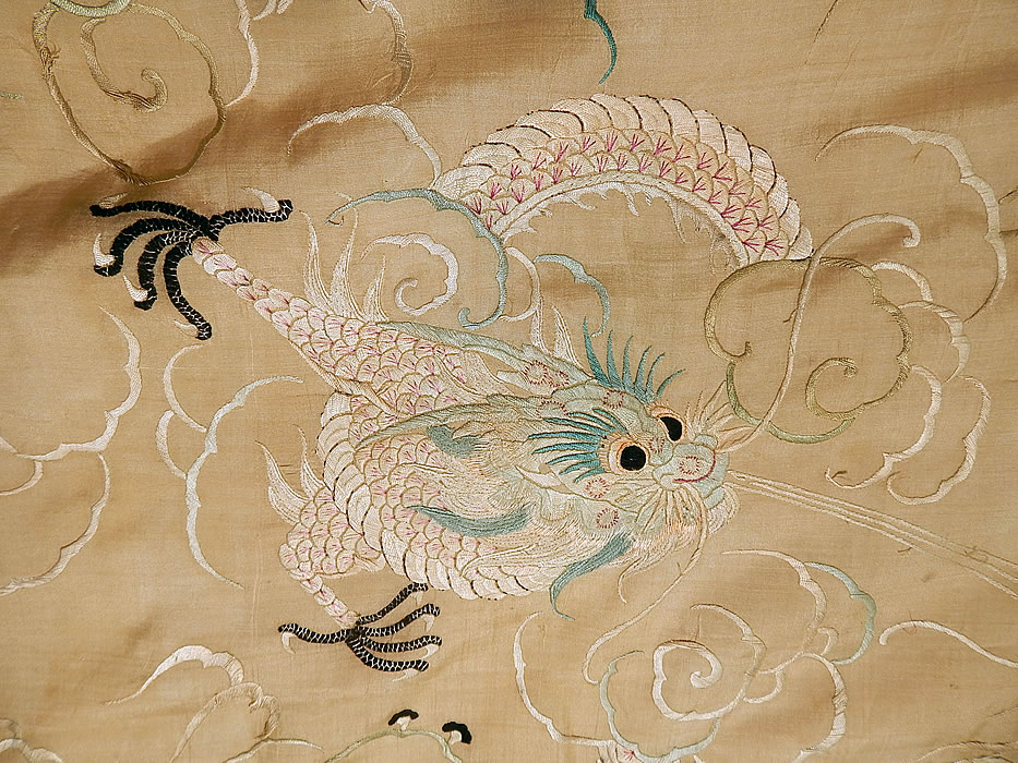 Antique Chinese Dragon Pongee Raw Silk Embroidery Fringe Shawl Tablecloth Tapestry
Dragons are a symbol of wit, intelligence, power, vitality, ambition and good fortune, making it an appropriate symbol for the emperor. 