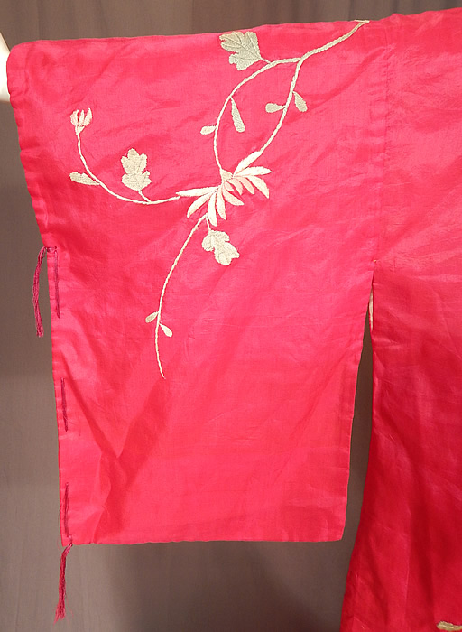 Vintage Japanese Fuchsia Pink Silk Chrysanthemum Embroidered Kimono Robe
This is truly a wonderful piece of wearable Japanese Japonism wearable textile art! 