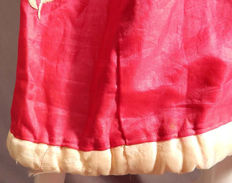 Vintage Japanese Fuchsia Pink Silk Chrysanthemum Embroidered Kimono Robe
It is in good condition, with only some slight fraying of the silk on the rolled hem bottom skirt (see close-up). 