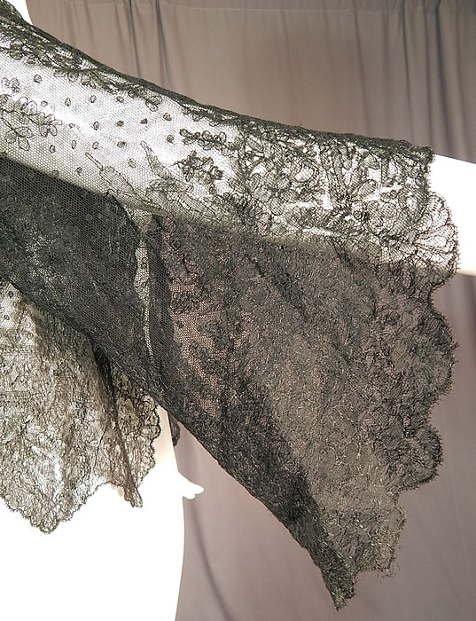 Victorian Antique Black Chantilly Lace Shawl Wide Pagoda Sleeve Jacket
It is in excellent condition. This is truly an exquisite piece of antique Victoriana lace art!