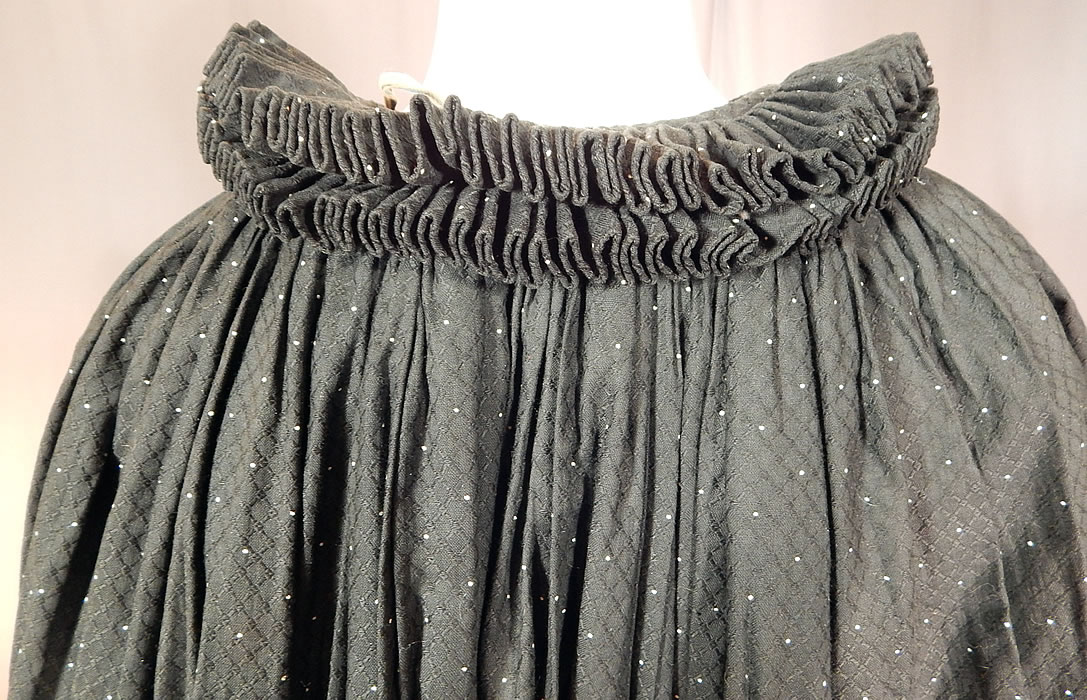 Victorian Black & White Polka Dot Cotton Calico Ruff Collar Winter Cloak Cape
This is truly a great piece of antique Victoriana European textile art! 