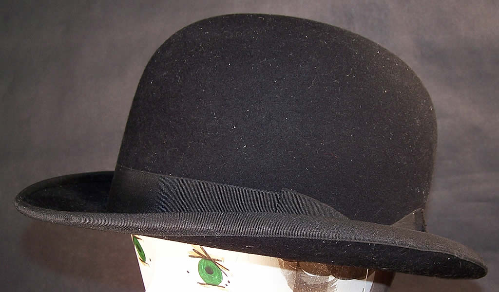 Vintage Paul Paris Gentlemen's Black Felt Wool Bowler Derby Hat Side View.