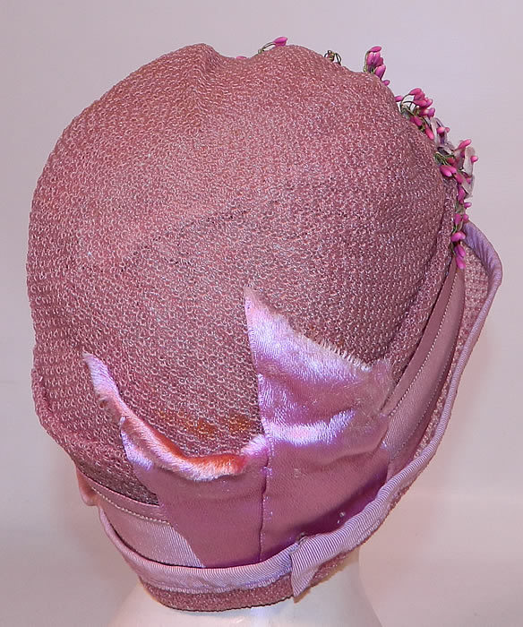 Vintage Tenne Hats Purple Lilac Woven Straw Lavender Flower Flapper Cloche. It is in good condition, with only a few tiny faint age spot stains on the back (see close-up).