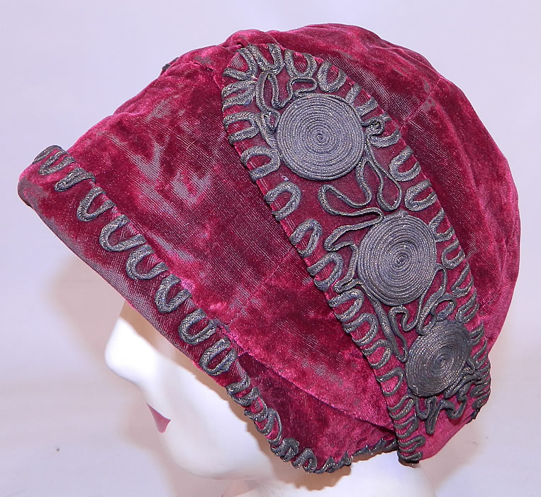 Vintage Art Deco Red Velvet Gold Lamé Soutache Trim Flapper Cloche Hat. The hat is made of a burgundy red color silk velvet fabric, with gold metallic lamé soutache embroidered trim edging on the brim and side flaps.