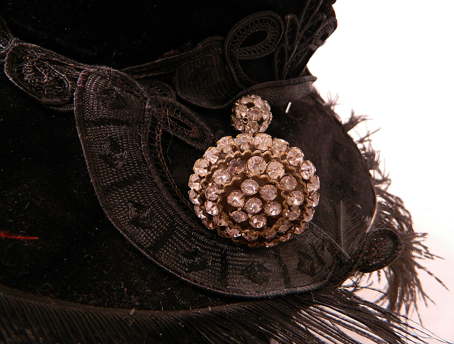 Edwardian Vintage Madame Gatecliff Modiste Black Velvet Lace Feather Trim Wide Brim Hat. It is in good condition. This is truly a wonderful piece of quality made wearable textile millinery art! 