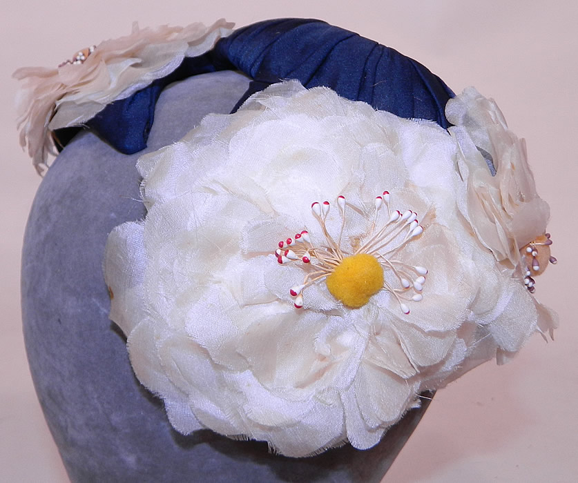 Vintage Rosa et Valentine Paris Label Blue Silk White Magnolia Flower Fascinator Hat.
This vintage Rosa et Valentine Paris label blue silk white magnolia flower fascinator hat dates from the 1940s.