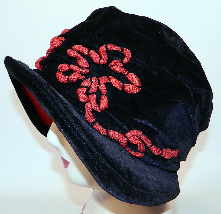 Vintage Black Velvet Red Soutache Embroidered Flower Flapper Cloche Hat
This fabulous flapper cloche style hat has a form fitting style with an uneven asymmetrical oval shape brim which is wider on the sides and is fully lined inside the crown. 