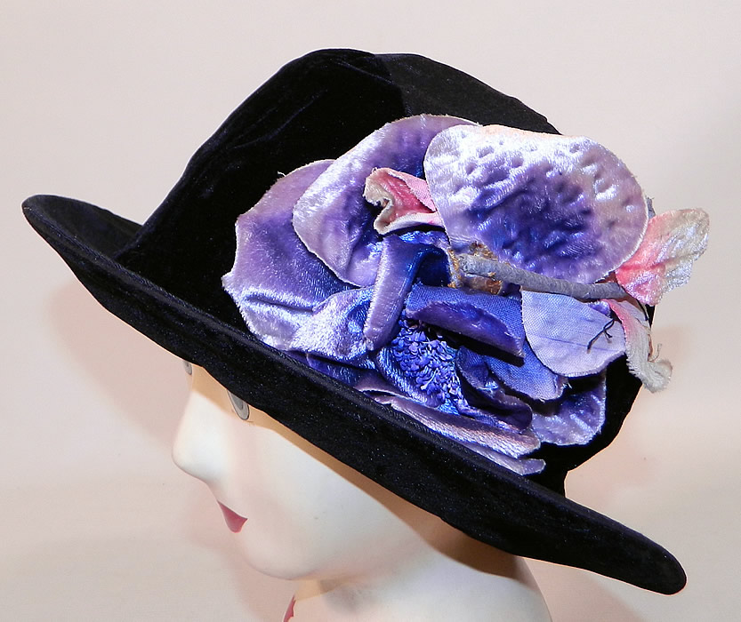 Vintage Hart Hats Black Silk Velvet Wide Brim Purple Flower Flapper Cloche Hat
This vintage Hart Hats black silk velvet wide brim purple flower flapper cloche hat dates from the 1920s.