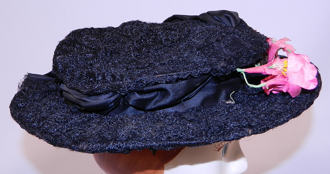 Victorian Black Woven Horse Hair Straw Pink Floral Wide Brim Hat Hatpin
This pretty plate hat has a flat style, with a wide round brim, low round crown on top and black silk lining inside the crown. 