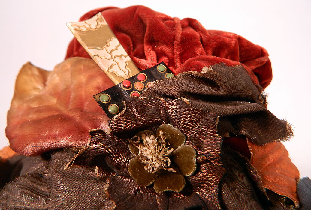 Vintage Autumn Burgundy Red Velvet Silver Lame Leaf Trim Wide Brim Cloche Hat Lamé
The hat is made of a dark red burgundy wine orangish brown color velvet fabric, with silver lamé and ombre color leaf, bow trim surrounding the crown.