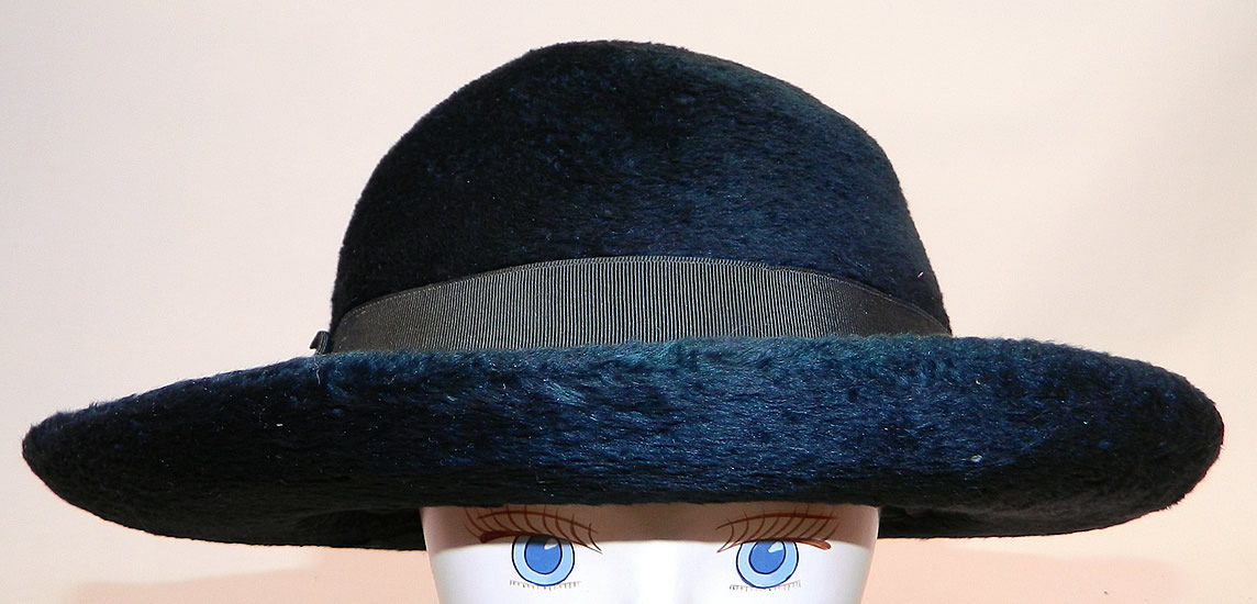 Edwardian Vintage Matteawan Mfg. Co. Green Felted Wool Derby Bowler Hat
It is made of a dark green plush felted fur nap wool fabric, with a green silk grosgrain ribbon hat band.