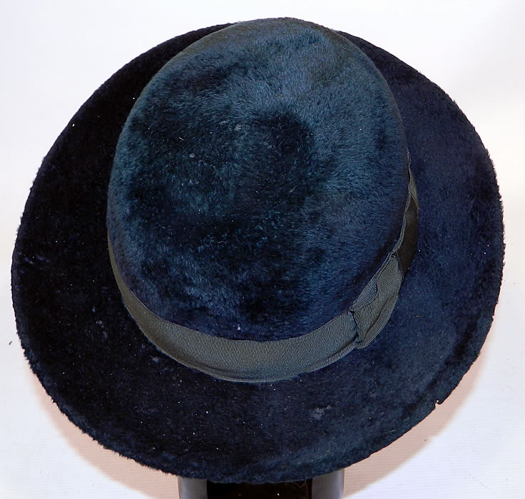 Edwardian Vintage Matteawan Mfg. Co. Green Felted Wool Derby Bowler Hat
The hat measures 23 inches inside crown circumference and is 40 inches outside the brim. 