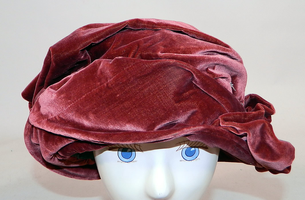 Vintage Art Deco Burgundy Red Silk Velvet Wrapped Turban Toque Cloche Hat
The hat is made of a dark red burgundy wine color silk velvet fabric.