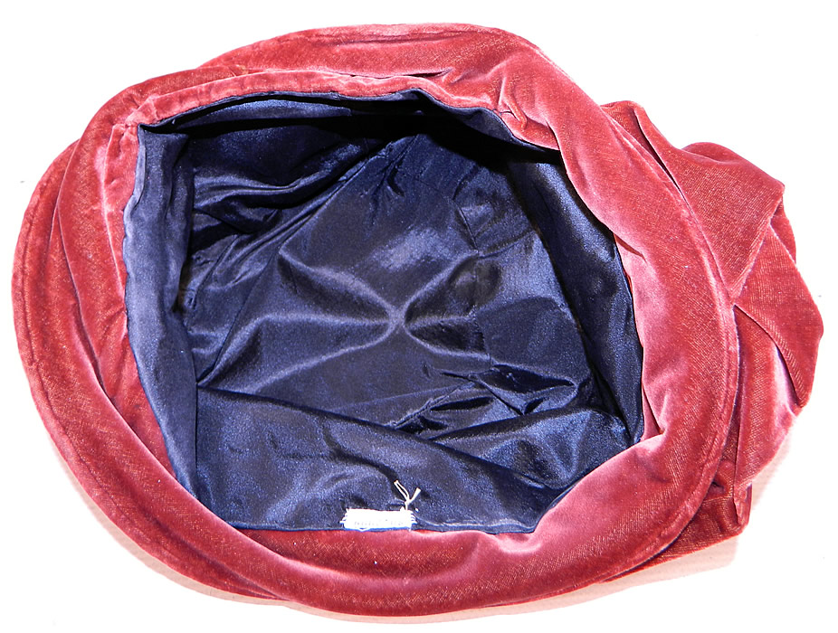 Vintage Art Deco Burgundy Red Silk Velvet Wrapped Turban Toque  Cloche Hat
It is lined in a black silk fabric inside. 