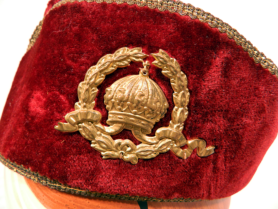 Vintage Fraternal Freemasonry Masonic Past Grand Master Red Velvet Gold Trim Cap Hat
This fabulous Freemasonry fraternal society organization hat has a muffin top brimless toque regal style, with upturned rolled brim sides, gathering along the top and is fully lined in cotton with leather trim sweatband edging around the inside bottom. 