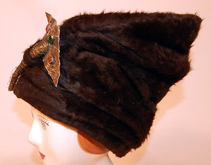 Vintage Sykes NY Label Brown Beaver Felt Fur Gold Jeweled Trim Toque Cloche Hat
This amazing Art Deco toque brimless cloche hat has a draped turban style with a peaked top. 