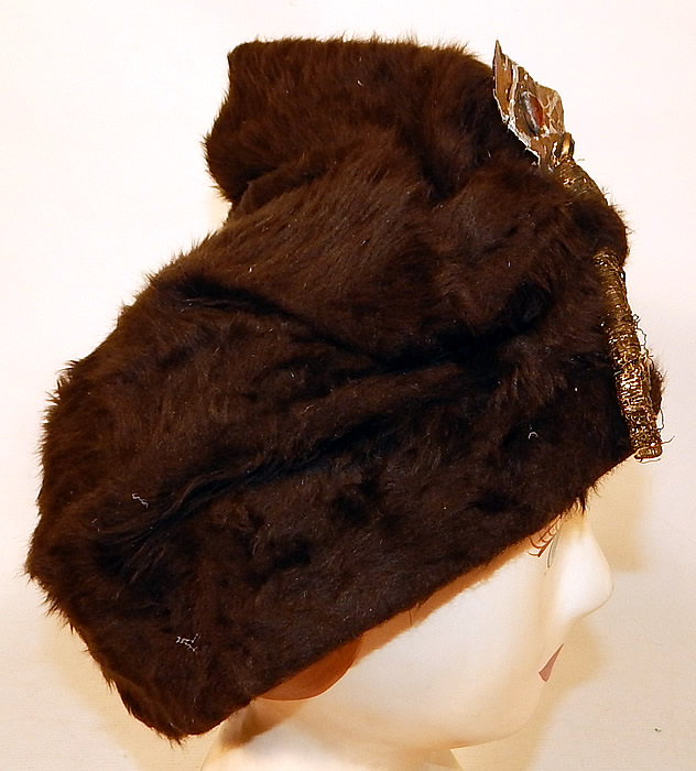 Vintage Sykes NY Label Brown Beaver Felt Fur Gold Jeweled Trim Toque Cloche Hat
It is in good condition. This is truly a wonderful piece of quality made wearable millinery art!