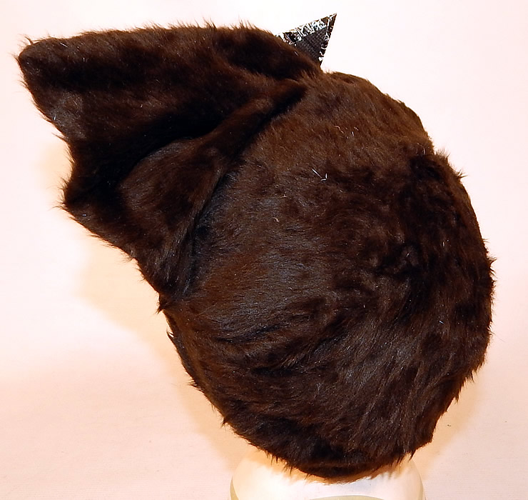 Vintage Sykes NY Label Brown Beaver Felt Fur Gold Jeweled Trim Toque Cloche Hat
The hat measures 22 inches inside crown circumference. 