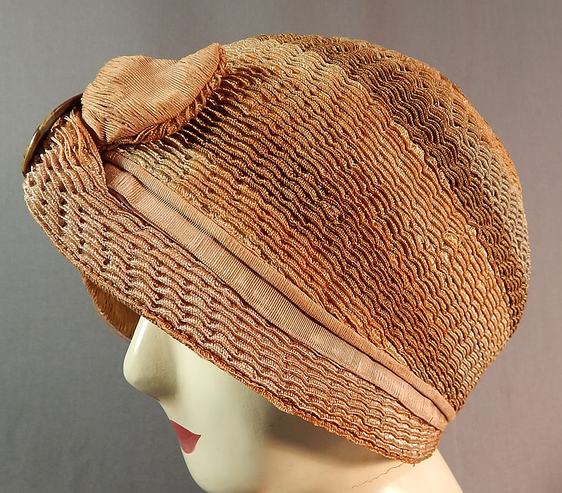 Vintage Art Deco Striped Brown Ombre Woven Straw Flapper Cloche Hat & Buckle
This fabulous flapper cloche style hat is form fitting, with a slight folded rolled brim, silk grosgrain trim edging and is unlined. 