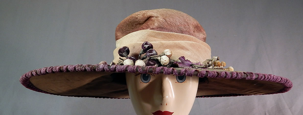 Edwardian Lavender Purple Gray Velvet Grape Berry Leaf Large Wide Brim Hat
This beautiful belle epoque grand hat has a circular wide brim, a tall large round crown and is fully lined in black silk. 