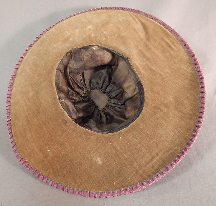 Edwardian Lavender Purple Gray Velvet Grape Berry Leaf Large Wide Brim Hat
It is in good as-is condition, with only some fade discoloration in areas. This is truly an amazing opulent ladies hat, perfect for a day at the vineyard! 