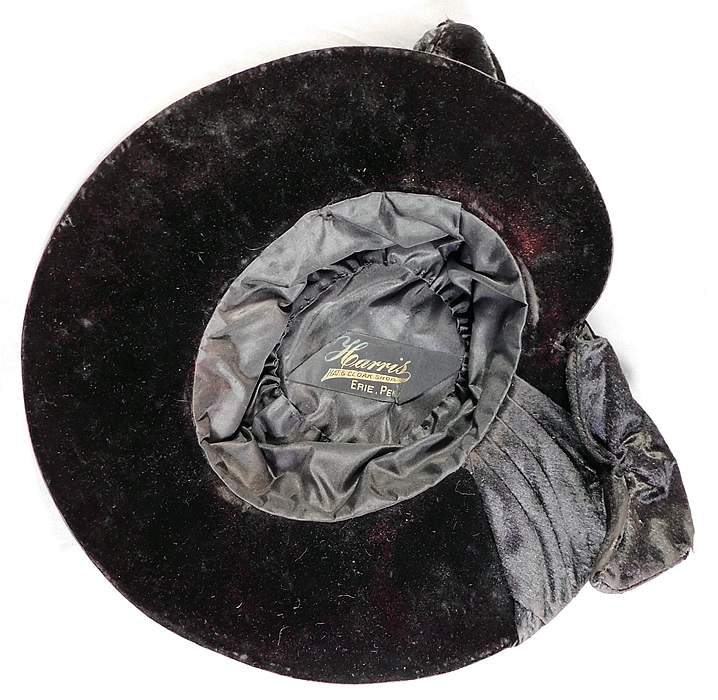 Vintage Harris Hat & Cloak Shop Orange Black Velvet Winged Wide Brim Cloche
The hat measures 14 inches across the brim and 22 inches inside crown circumference. 