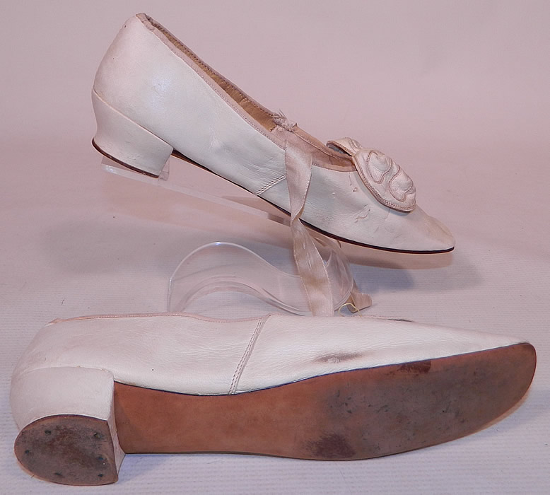Victorian Wedding White Kid Leather Bow Trim Ribbon Ties Straight Sole Shoes
They are in good condition, have been gently worn, with only some minor wear, scuff marks, loose stitching on the bow trim and a frayed ribbon tie strap.