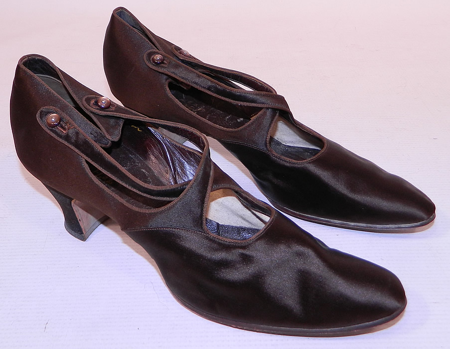 Vintage J&T Cousins Co NY Chocolate Brown Silk Button Strap Mary Jane Shoes
They are made of a dark chocolate brown color silk satin fabric. 
