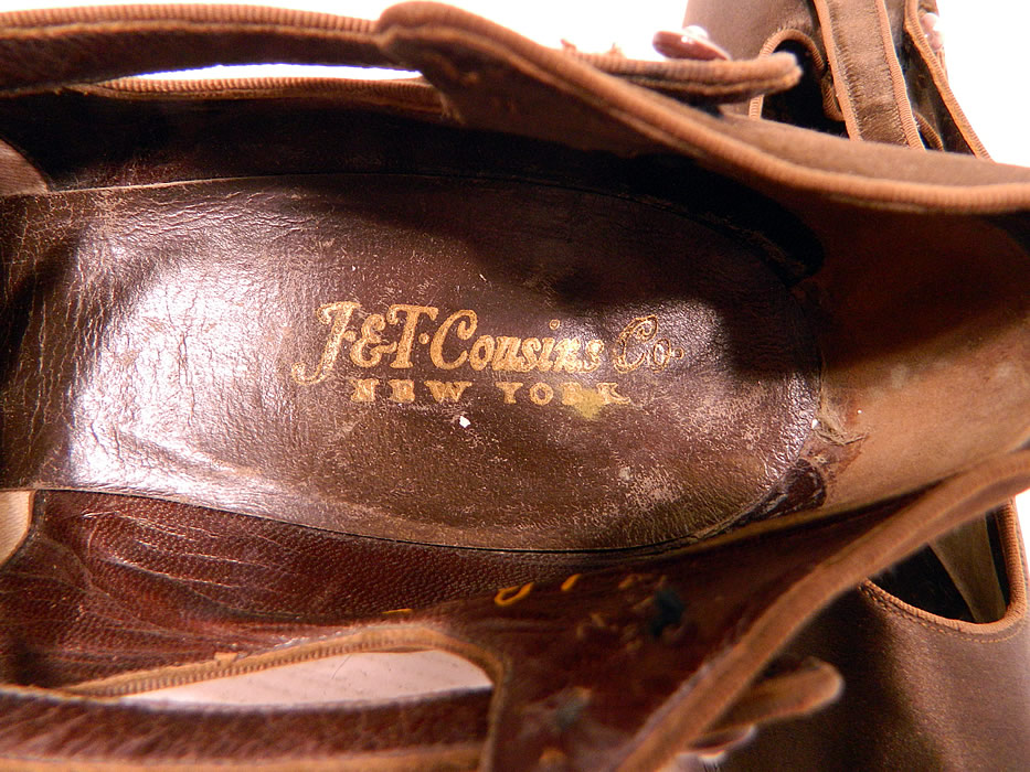 Vintage J&T Cousins Co NY Chocolate Brown Silk Button Strap Mary Jane Shoes
They are stamped inside "J&T Cousins Co. New York" The shoes measure 10 inches long, 2 1/2 inches wide and have 2 inch high heels. 