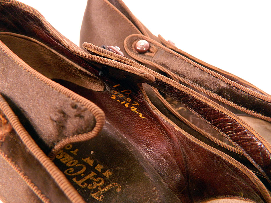 Vintage J&T Cousins Co NY Chocolate Brown Silk Button Strap Mary Jane Shoes
My guess on size would be about a 6 or 7 narrow width. They have been gently worn and are in good condition. These are truly beautiful quality made shoe!