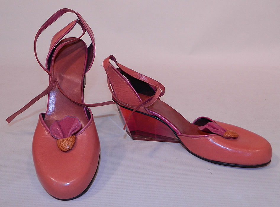Vintage Gaza Bowen Rose Leather Lucite Plexiglass Wedge Heel Sculptor Art Shoes.
This pair of vintage Gaza Bowen rose leather lucite plexiglass wedge heel sculptor art shoes date from 1984. They are made of a two tone pinkish rose leather, with sculpted shaded rose color see through lucite plexiglass prism wedge heels.