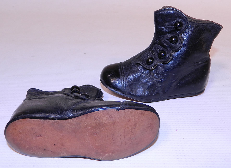 Victorian Antique Black Leather High Button Baby Boots Childs Shoes
These charming child's high top button baby boots have rounded toes and hard leather bottom soles stamped on the bottoms size 1. 