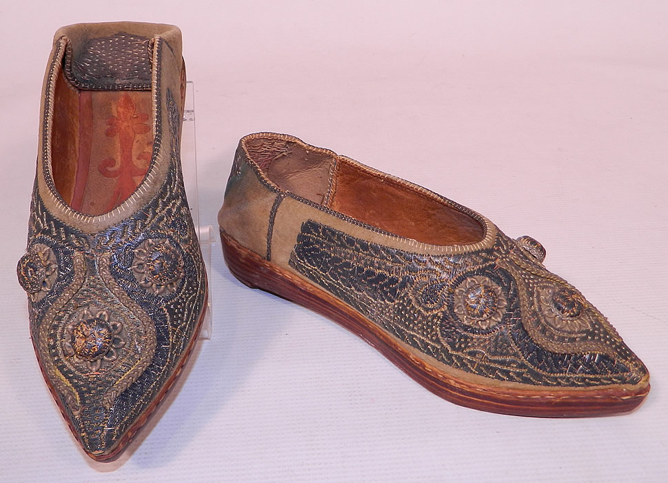 Vintage Moroccan Ladies Mules Cherbil Knotted Metal Embroidery Velvet Slipper Shoes
This pair of vintage Morocco ladies mules cherbil knotted metal embroidery velvet slipper shoes date from the early 1900s.
