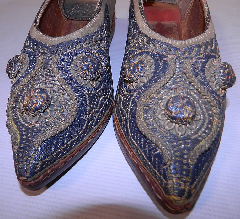 Vintage Moroccan Ladies Mules Cherbil Knotted Metal Embroidery Velvet Slipper Shoes
These ladies stunning slip-on slipper shoe, mules cherbil can be worn backless with the heel folded down or up and have pointed toes, multi layered stacked leather bottom soles and are fully lined in tooled leather.