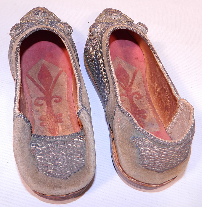 Vintage Moroccan Ladies Mules Cherbil Knotted Metal Embroidery Velvet Slipper Shoes
They are in good condition and have been gently worn, with only some slight staining discoloration.