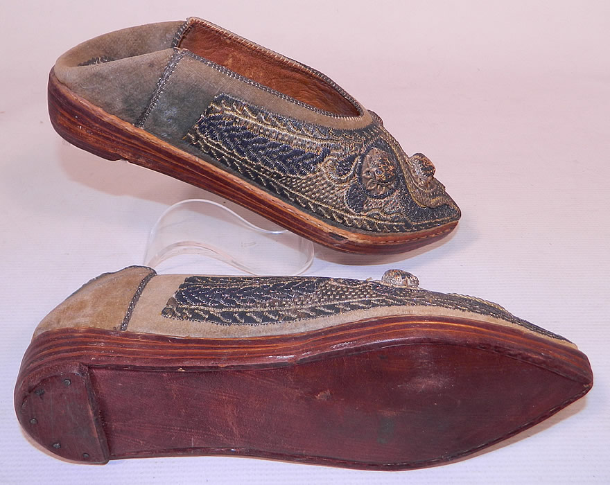 Vintage Moroccan Ladies Mules Cherbil Knotted Metal Embroidery Velvet Slipper Shoes
These are truly a beautiful one of a kind piece of wearable antique Moroccan textile art!